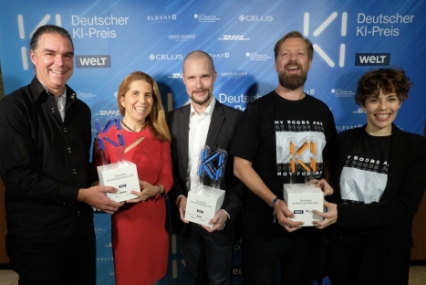 Die Gewinner des 'Deutschen KI-Preis 2021' (v.l.): Holger Hoos (Claire), Nuria Oliver (Eellis), Jonas Andrulis (Aleph Alpha), Bart de Witte und Viktoria Prantauer (beide Hippo AI)- Quelle: Welt/Christian Hahn